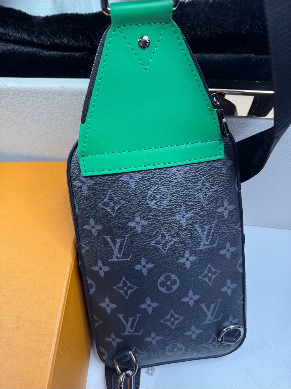 Unisex Louis Vuitton avenue slingbag eclipse black/green leather crossbody bag - Picture 6 of 13
